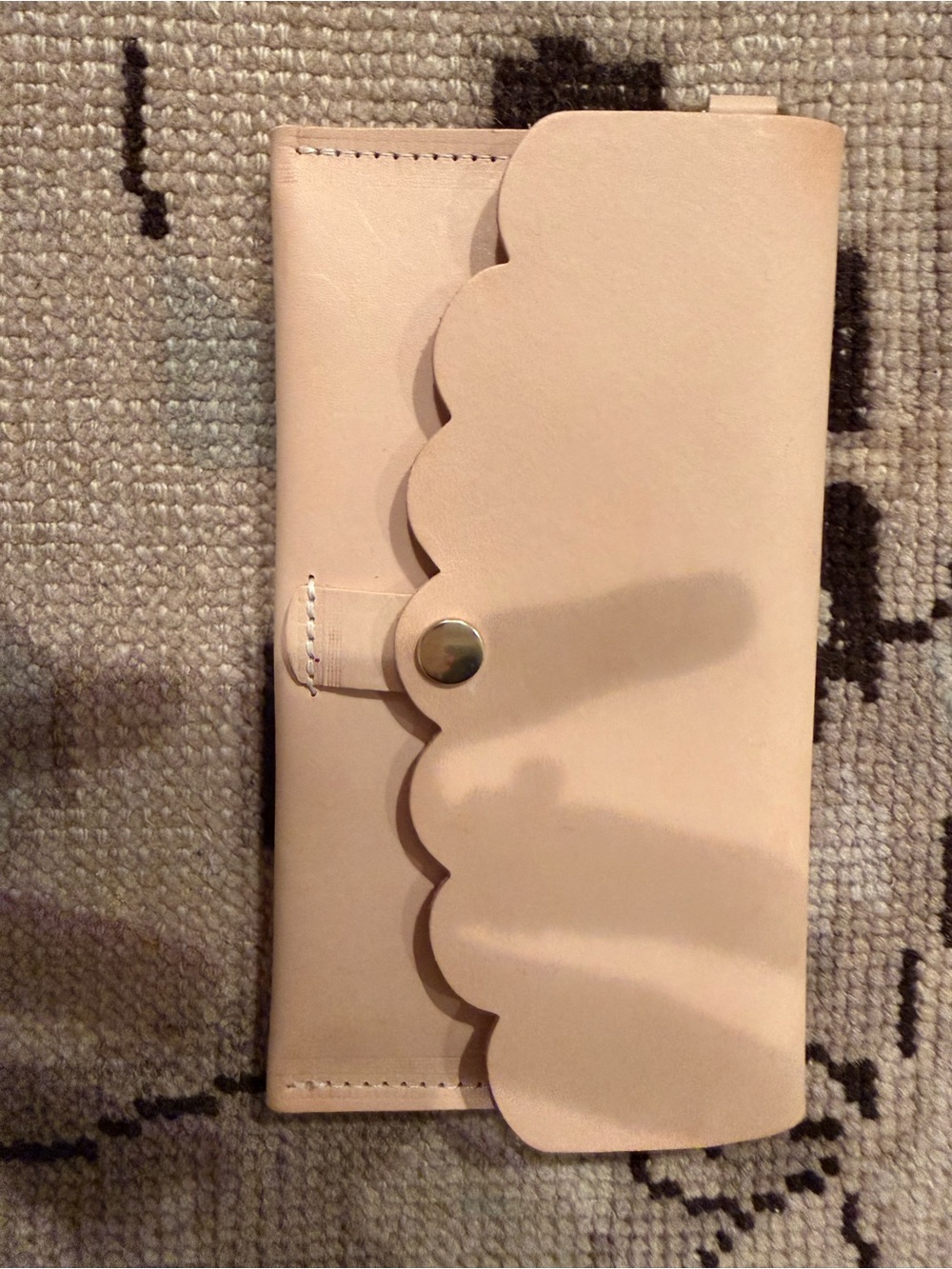 Scallop-Edge Women's Wallet in Light Nude